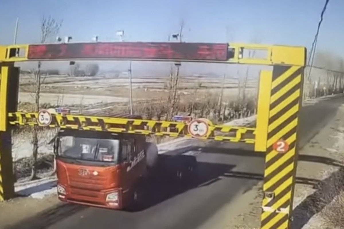 限高杆设置规范_自动升降限高杆_限高杆对货车司机的影响